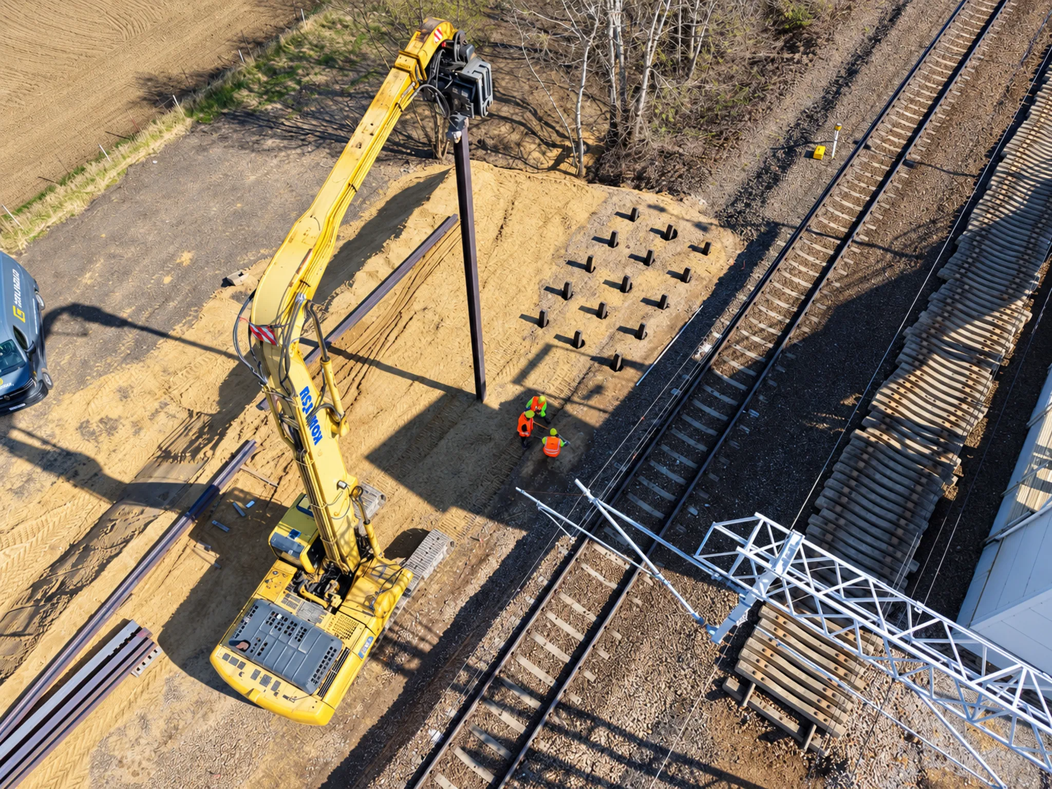 Komatsu PC350 z wibromłotem przy pracy na budowie